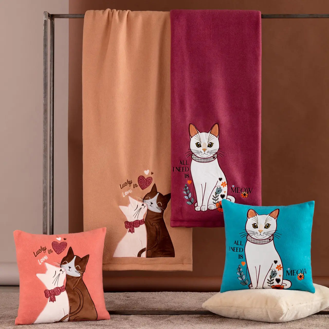 Plaid Paw ricamato Minou var. Rosa loto Riviera