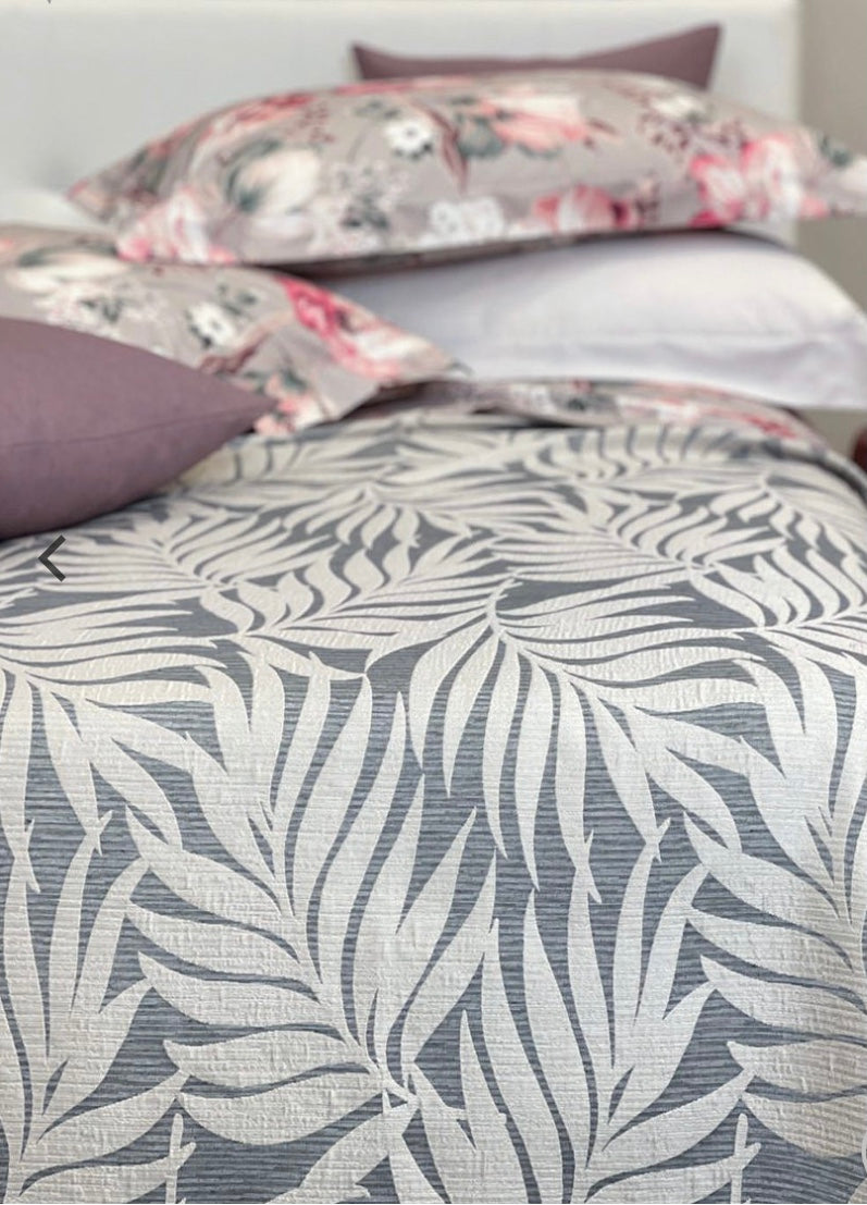 Copriletto jaquard Ludovica Svad con motivo a foglie var. Antracite