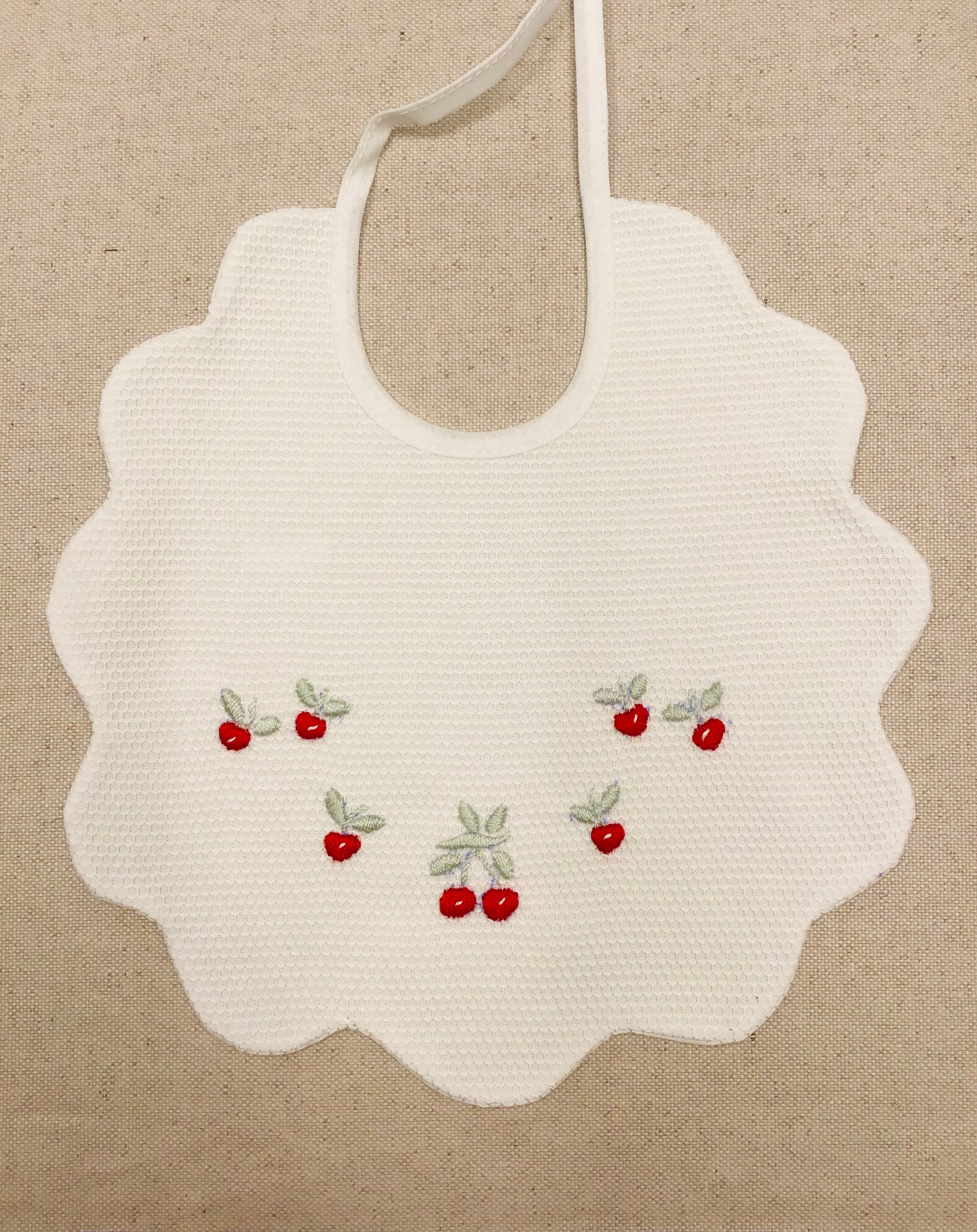 Bavaglino ricamato a mano variante 13 | Monica Confezioni