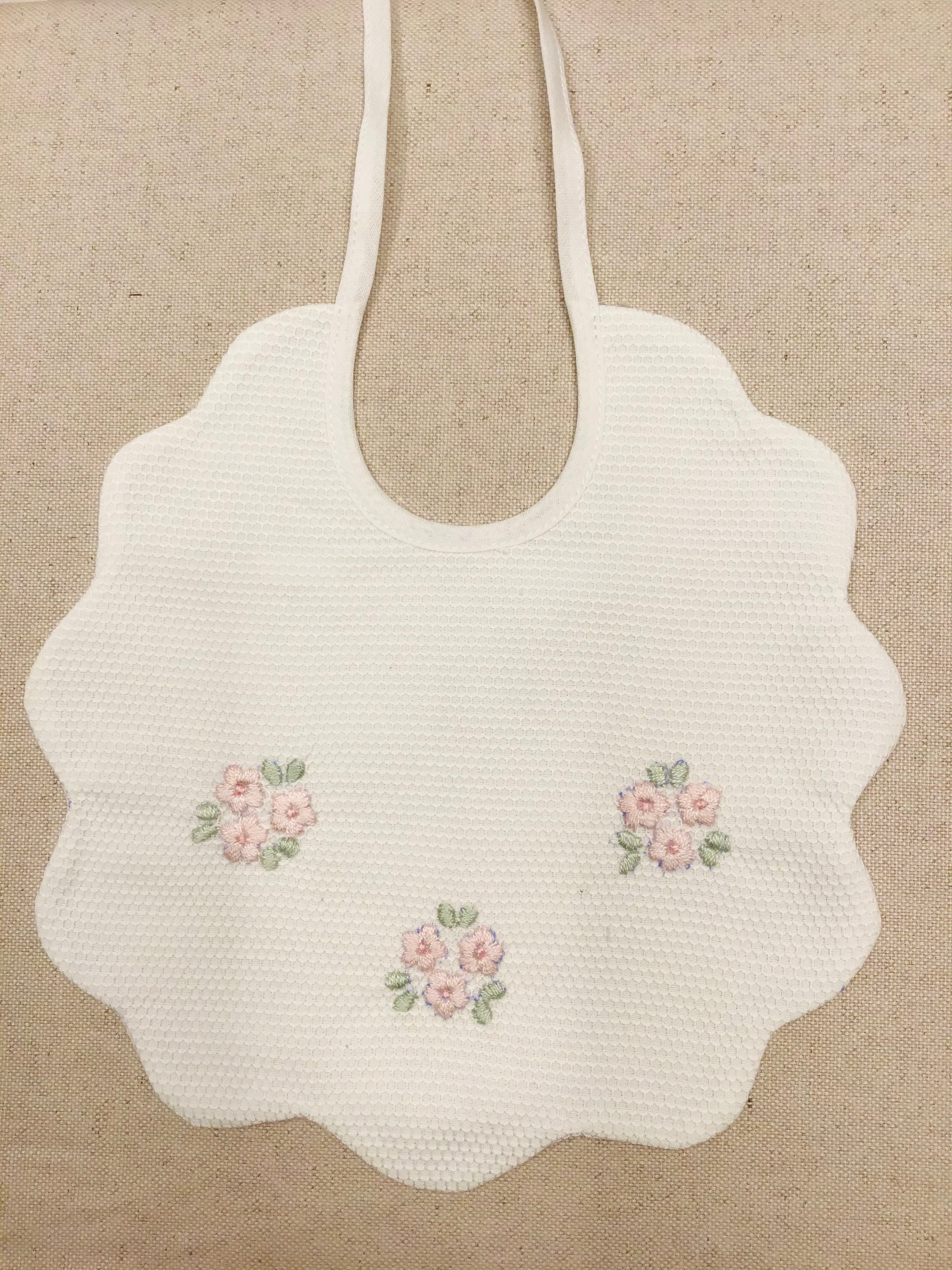 Bavaglino da pappa ricamato a mano variante 15 | Monica Confezioni