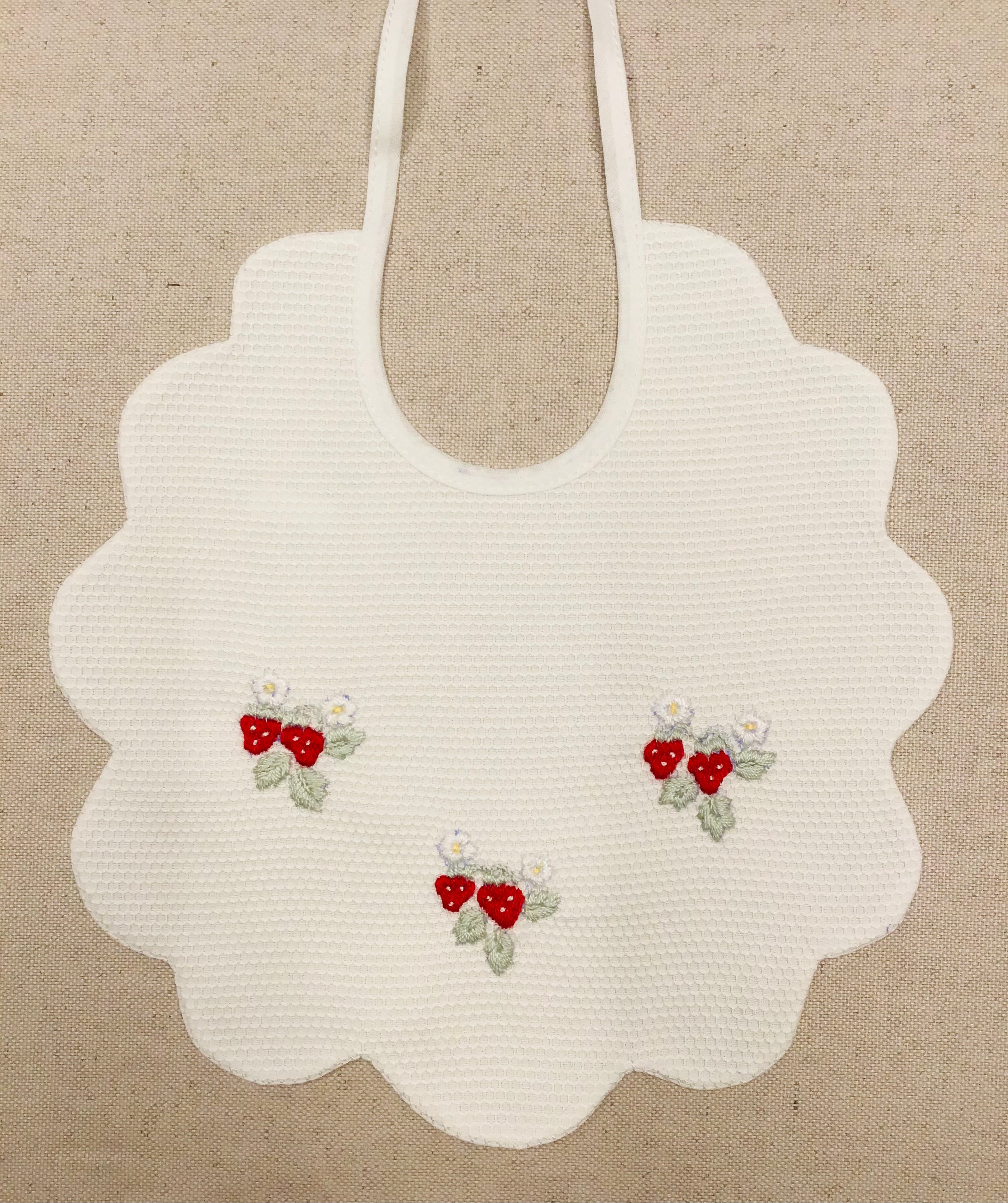 Bavaglino ricamato a mano variante 17 | Monica Confezioni