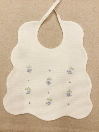 Bavaglino ricamato a mano variante 11 | Monica Confezioni