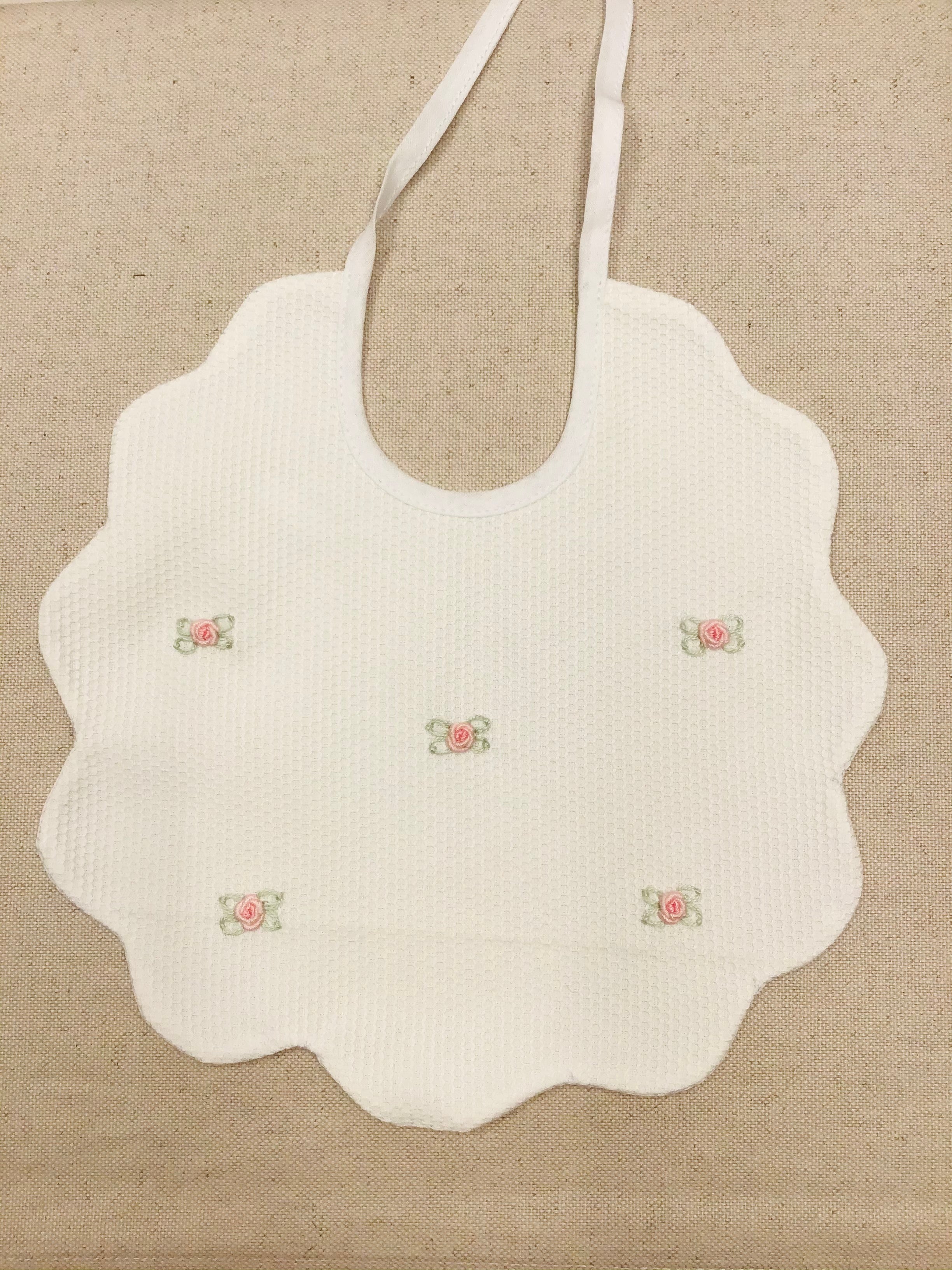 Bavaglino da pappa ricamato a mano variante 16 | Monica Confezioni