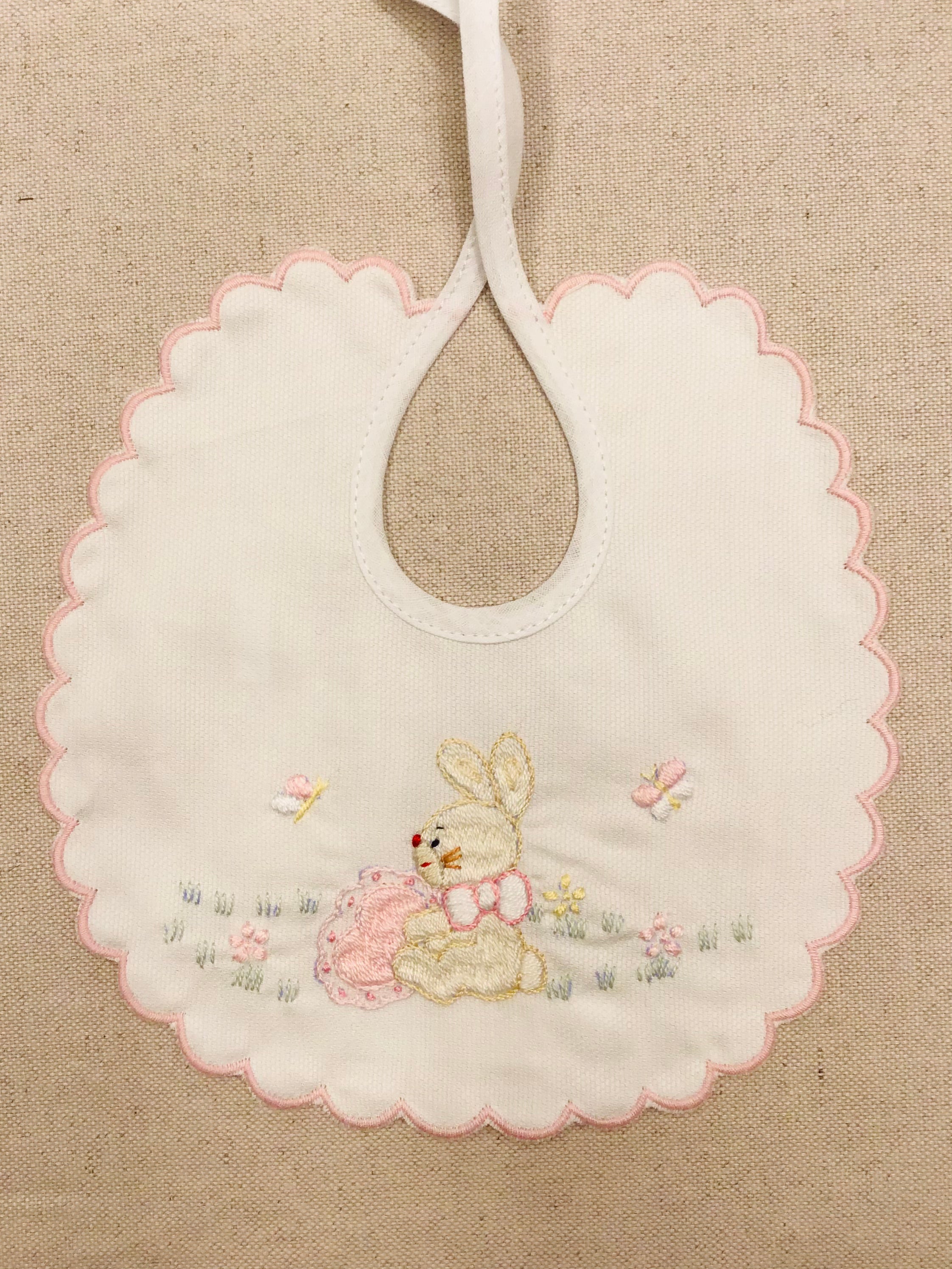 Bavaglino ricamato a mano variante 1 | Monica Confezioni